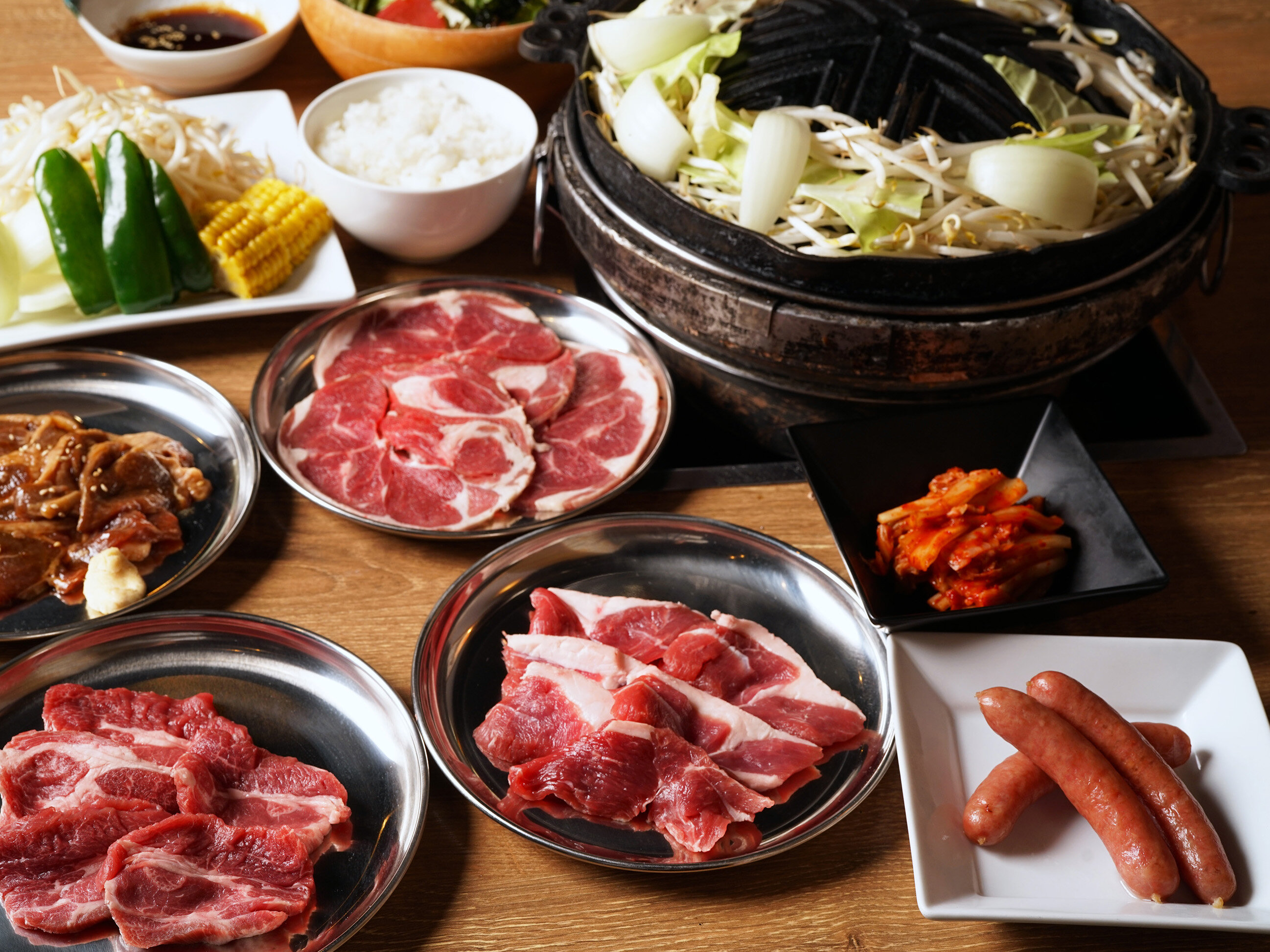 ◆4種類のジンギスカンを一緒に楽しめるコースです。高級ラム「サフォーククロスラム」も食べ放題でお楽しみいただけます！＋2,750円でサッポロクラシック樽生を含む飲み放題120分付に！