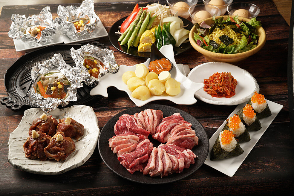 北海道の”旨い”を一度に楽しめる贅沢コース。希少なサフォーククロスのラムショルダーと肩ロースをはじめ、山わさびで味わうジンギスカン、鮭のちゃんちゃん焼き、〆はイクラ醤油漬けおにぎりなど、北海道ならではの味覚を存分にご堪能いただけます。＋2,750円でサッポロクラシック樽生を含む飲み放題120分付に！