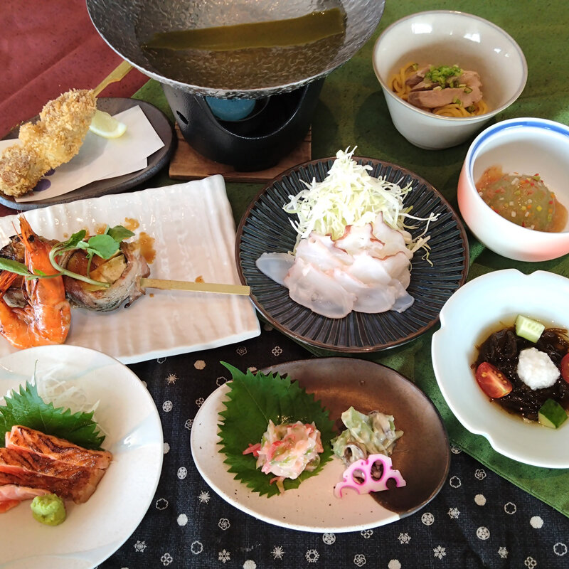 【8月】山くらげ吟醸 蟹あおさ和え・道産たこしゃぶしゃぶ・冬瓜万頭・旬菜肉巻串など季節の食材を楽しむならこのコース！お仲間・ご友人・ご接待・飲み会・ご宴会にいかがですか？先付2種・台物・造里・焼物・酢物・温物・油物・食事の全8品。