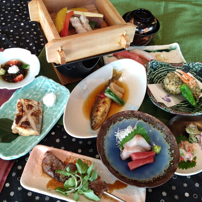 【8月】道産豚と旬菜蒸籠・太刀魚香味炭焼・鮎焼浸し・ずわい爪ととろろパン粉揚げなど季節の食材を楽しむならこのコース！お仲間・ご友人・ご接待・飲み会・ご宴会にいかがですか？先付2種・台物・造里・焼物・焼肴・強肴・酢物・油物・食事・椀の全10品。