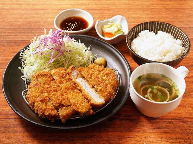 とんかつ定食 1320円