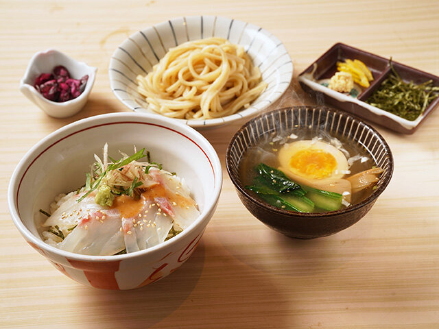 真鯛ごま漬け丼とミニ塩つけ麺 1210円