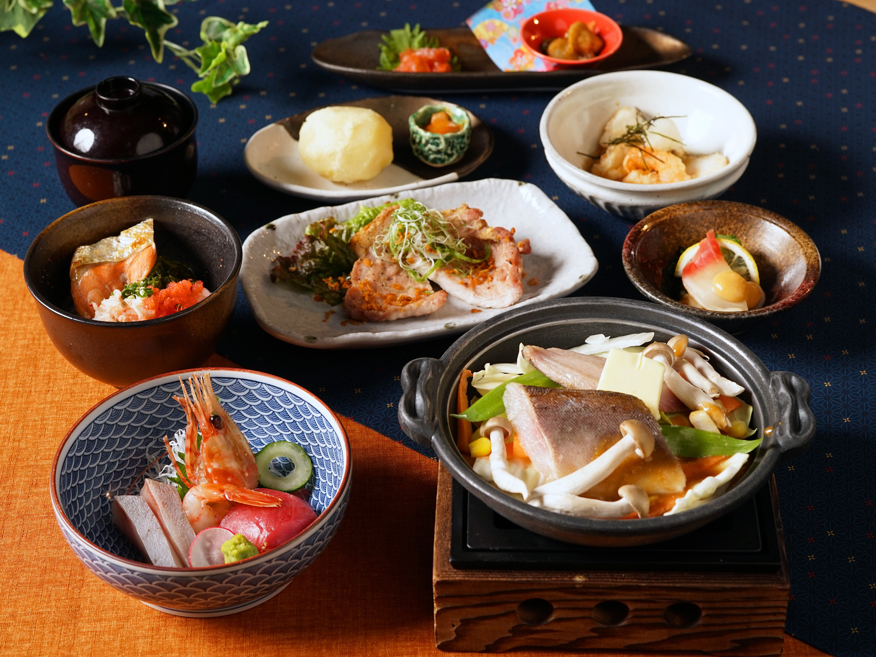 <p>コース内容<br />
先 付　帆立松前漬け、鱈(たら)明太和え<br />
台 物　真ほっけちゃんちゃん陶板焼き<br />
造 里　本鮪、白身、牡丹海老<br />
焼 物 北海道産 真狩(まっかり)ハーブ豚ロース炭焼き<br />
強 肴 北海道産 男爵粉ふき芋 ～烏賊塩辛添え～<br />
酢 物　北寄(ほっき)貝(かい)辛子酢味噌掛け<br />
揚 物　北海道産 海鮮の揚げ出し<br />
食 事　焼き鮭と蟹の彩りご飯<br />
止 椀　本日の味噌汁</p>