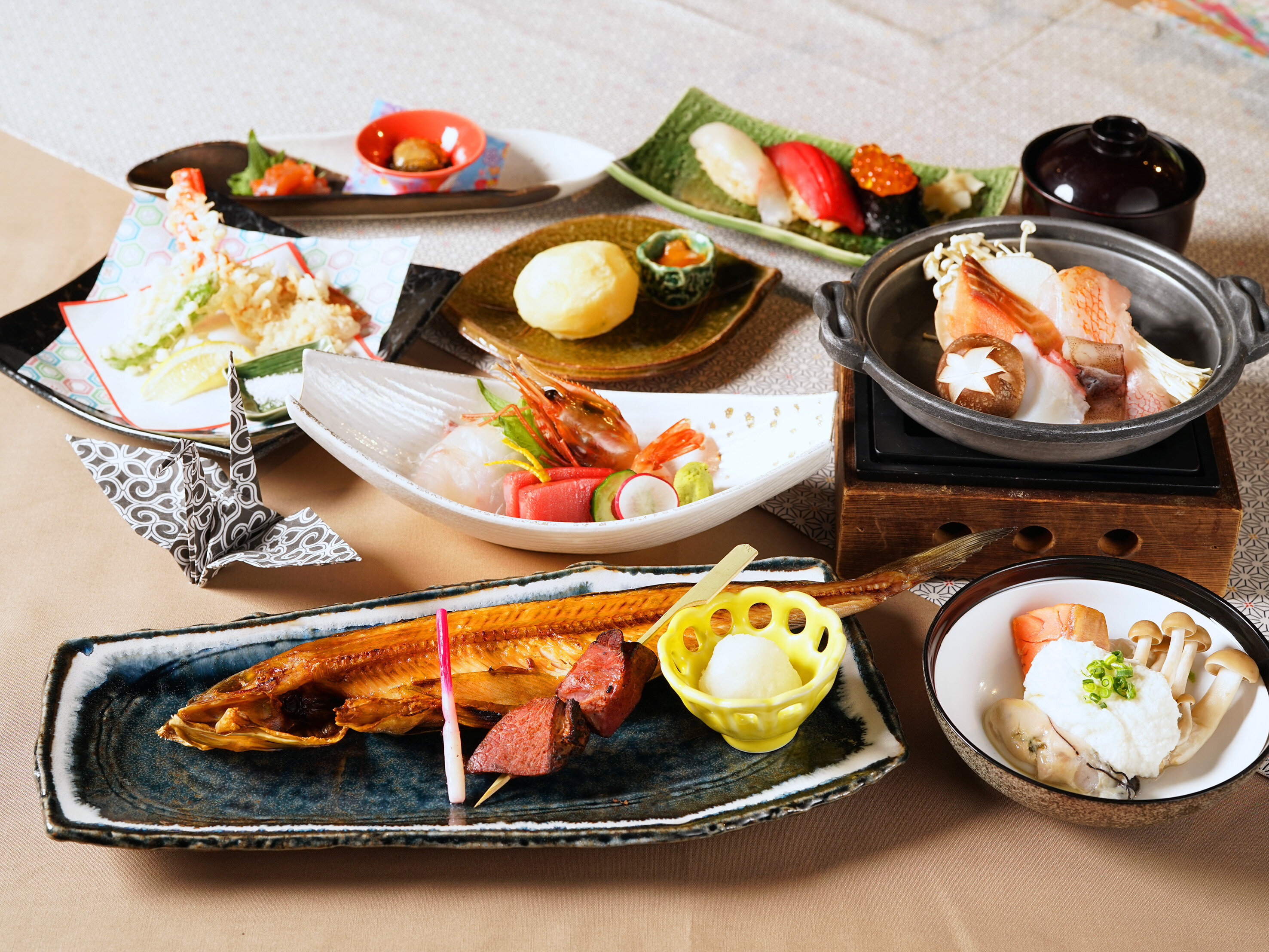 <p>コース内容<br />
先 付　帆立松前漬け、鱈(たら)明太和え<br />
台 物　海鮮陶板焼き<br />
造 里　本鮪、白身、牡丹海老<br />
焼 物　真ほっけ炭焼きとラムロースト<br />
強 肴 北海道産 男爵粉ふき芋 ～烏賊塩辛添え～<br />
温 物 海鮮とろろ蒸し<br />
揚 物　ずわい蟹天ぷら<br />
食 事　握り寿司三貫(本鮪、白身、いくら)<br />
止 椀　本日の味噌汁</p>