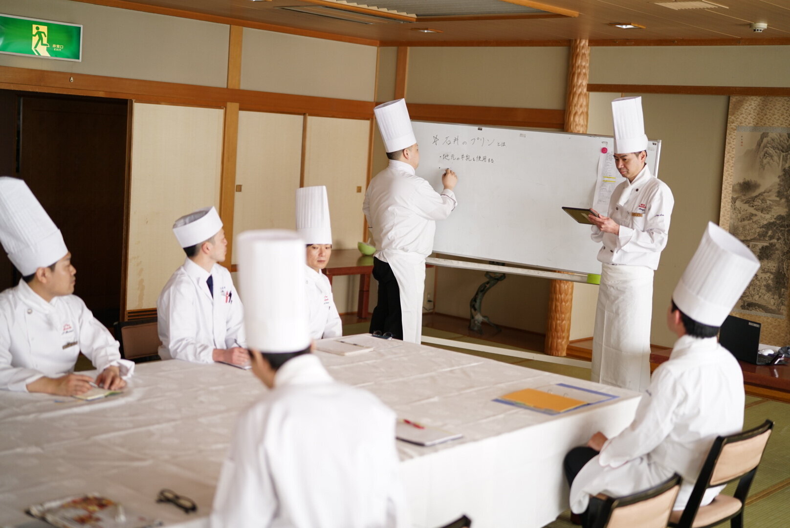 石井のﾌﾟﾘﾝの政策会議中！（各店の調理長集結）